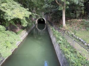 疏水がトンネルに入るところ