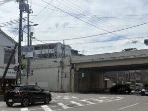 八条大宮の交差点。高架の横を南へ