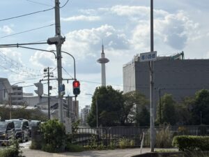 塩小路橋のたもとから見た京都タワー