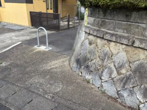 疏水へ向かう石垣沿いの道