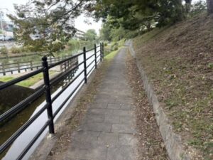 伏見港・三栖閘門の近く、その先の遊歩道