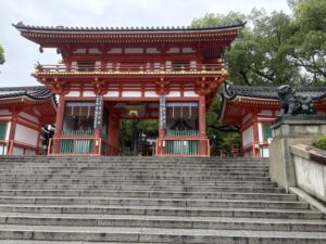 東大路通から見た八坂神社の楼門