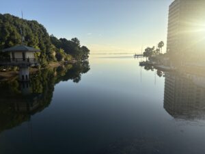 夜明けの琵琶湖。新三保ヶ崎橋から見た湖面