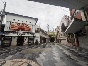 かに道楽前(屋根の切れ目)(京都のアーケード商店街)