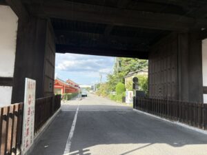 南大門の下をくぐる道
