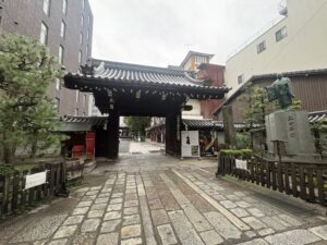 本能寺の入口(京都のアーケード商店街)