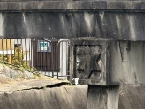 野田橋の六芒星（京都市水利事務所の徽章）