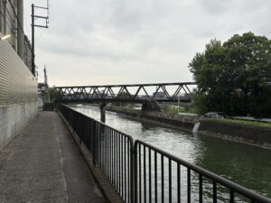 鴨川運河沿い、川沿いの道