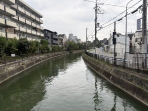 鴨川運河沿い、その橋から見た疏水