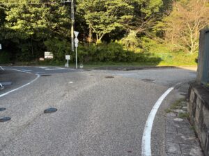 トンネルの先の分かれ道。左へ進む