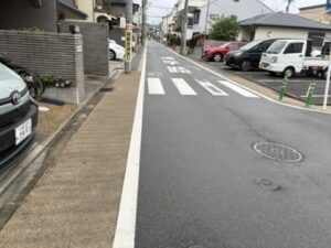 鴨川運河沿い、その先を左に曲がったところ