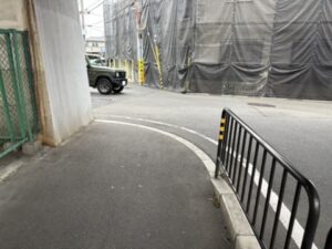 鴨川運河沿い、高架の下