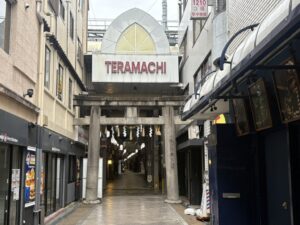 店舗に埋まった鳥居(京都のアーケード商店街)