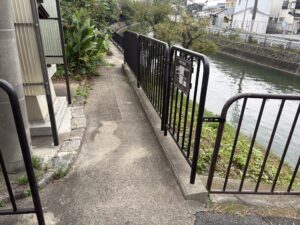 疏水沿いの遊歩道