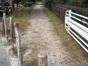 砂利の道に変わる疏水沿いの道
