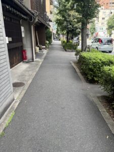 歩道が広くない烏丸通