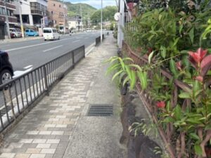 三条通（府道143号線）の歩道