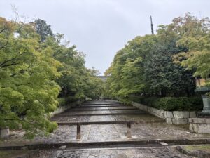 真如堂の参道。左右にもみじが並ぶ。京都の紅葉ランニングコース