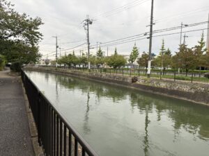鴨川運河沿い、その先の疏水