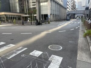 伊勢丹の商品搬入口前の道