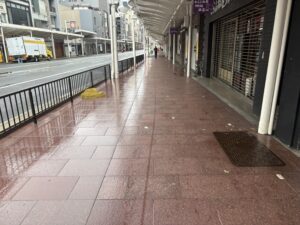 屋根のある河原町通の歩道