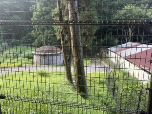 フェンスの向こうに見える第一竪坑