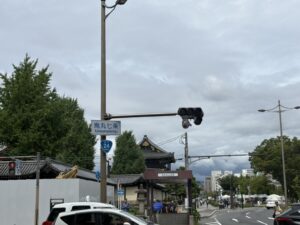 帰りに通った烏丸七条交差点。奥に東本願寺の門
