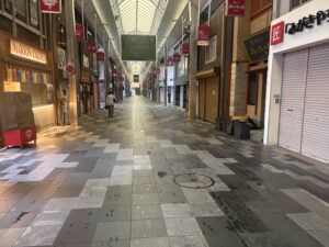 雨の朝の寺町商店街