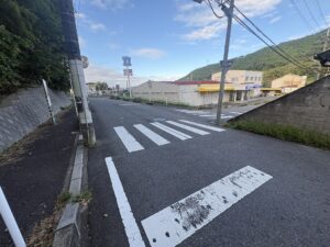 住宅街の先の丁字路