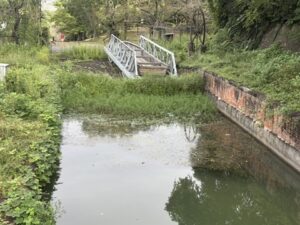 インクラインの上に保存された台車