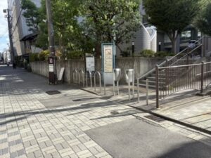 歩道橋の先の公園に入るところ