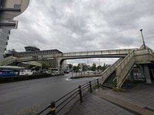 塩小路堀川の歩道橋。横断歩道がないためここを渡る