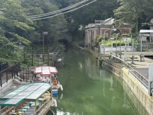 大神宮橋から見た蹴上乗船場と疏水船