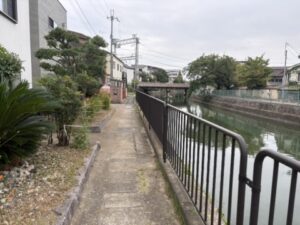 鴨川運河沿い、その先の道