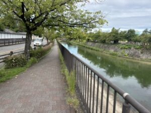 疏水沿いの狭い歩道