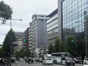 烏丸御池交差点。烏丸通の広い車道とビル街