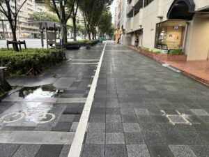 堀川御池から先の御池通の歩道。幅が広く走りやすい