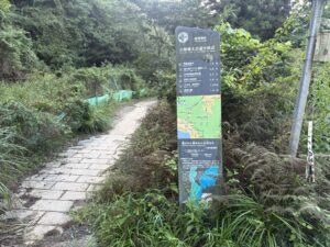 分岐点から続く細い石畳の道