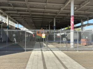 京都鉄道博物館の前に展示された電車3両