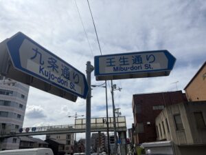 九条通と壬生通の標識がある九条壬生の交差点