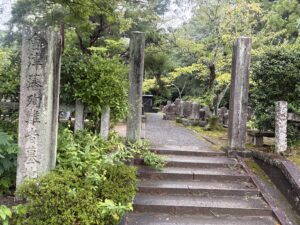会津藩殉難者墓地の入口