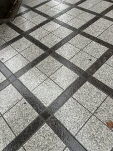 ヨドバシカメラ前の石畳の歩道。雨の日は滑りやすい