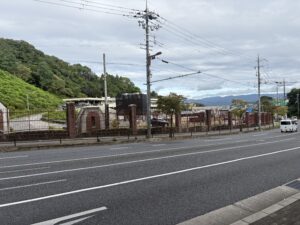 蹴上浄水場のレンガの門と三条通