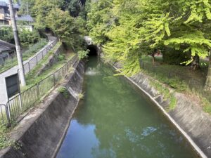 日ノ岡のトンネル入口へ続く疏水