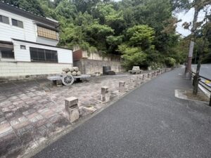 車石を並べ、牛車の模型を置いた広場