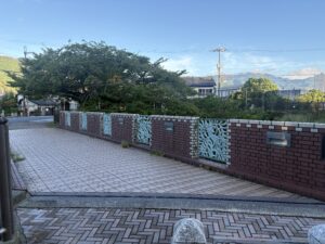 疏水にかかるレンガ模様の橋