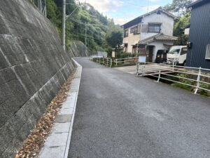住宅街を下る道