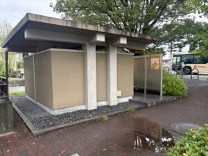 丸太町橋の横にある公衆トイレ