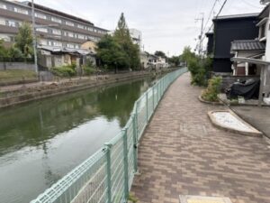 鴨川運河沿い、その先の道