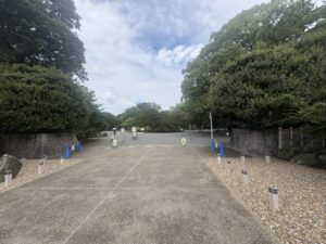 京都御苑 間之町口の入口。砂利道と車止め